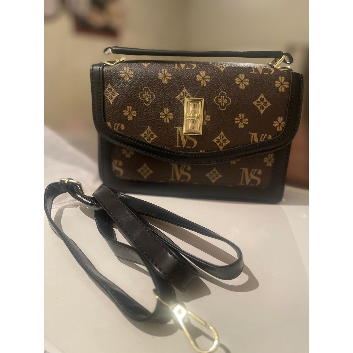 Pasta feminina castanha escura